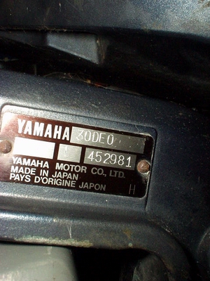 U ziet hier de letter H rechts onder in de hoek ingeslagen, dit betekend dat de Yamaha buitenboordmotormotor van het bouwjaar 1987 is