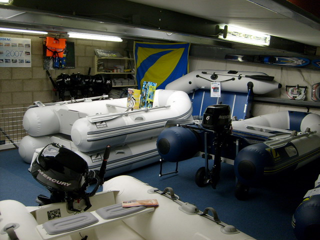 Showroom 1-ste etage bij Dila Watersport te Purmerend