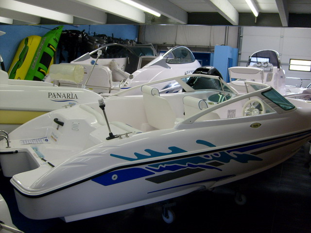 Showroom begane grond bij Dila Watersport te Purmerend