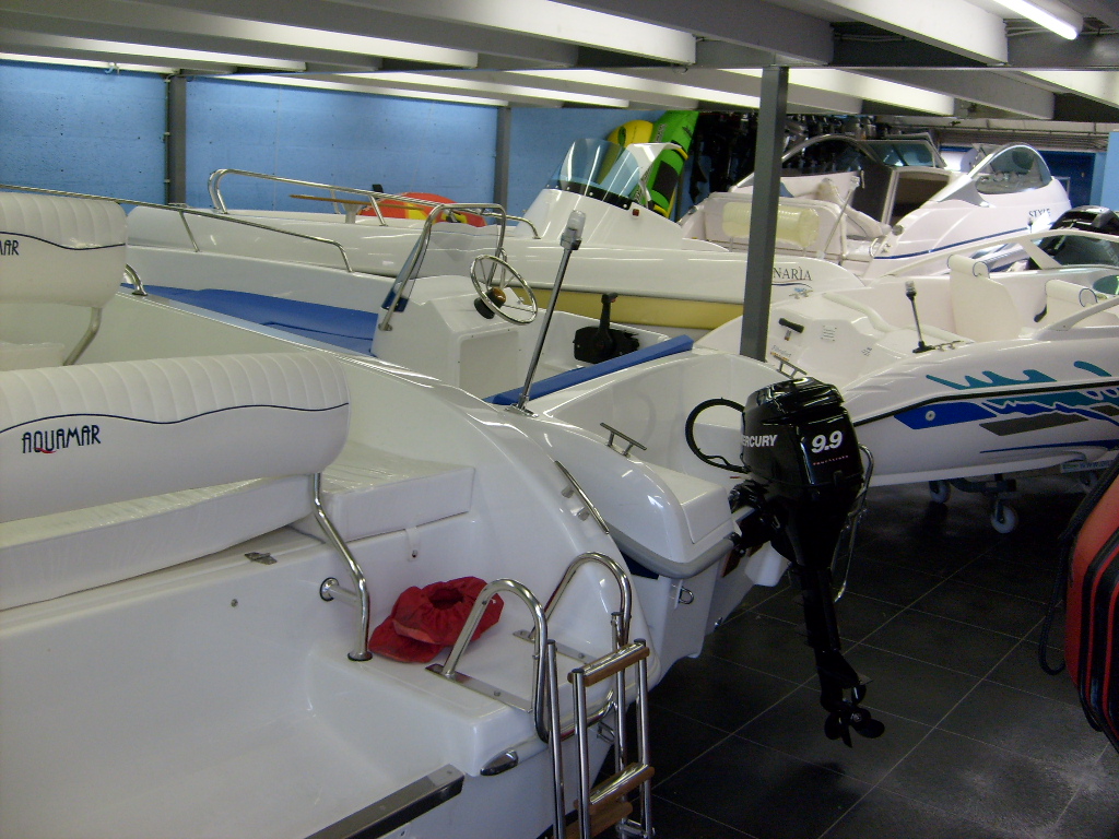 Showroom begane grond bij Dila Watersport te Purmerend