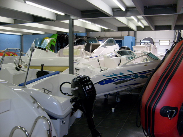 Showroom begane grond bij Dila Watersport te Purmerend